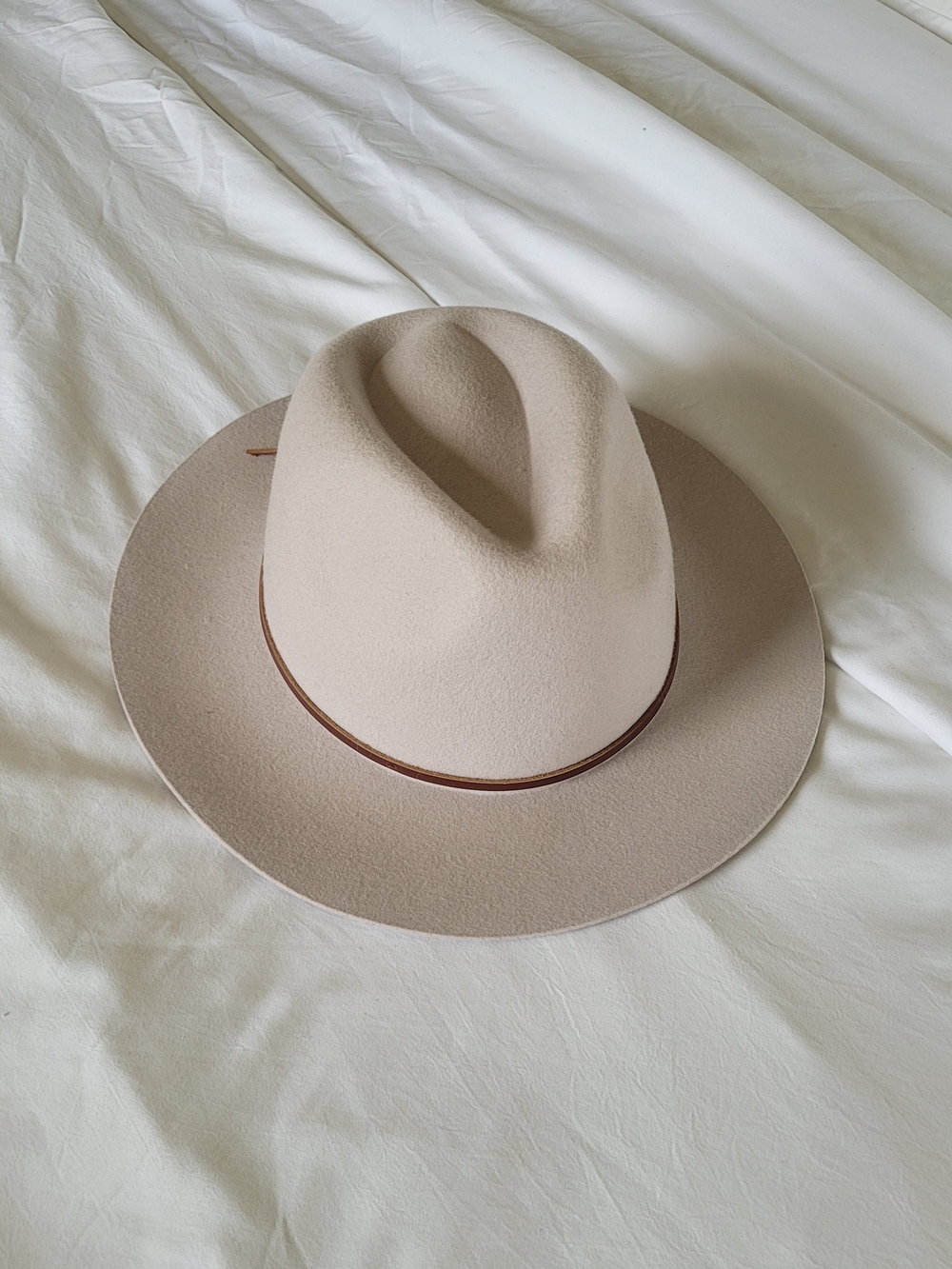 Wool felt Brixton Medium Fedora Hat in Light Beige/grey with Brown Leather Band